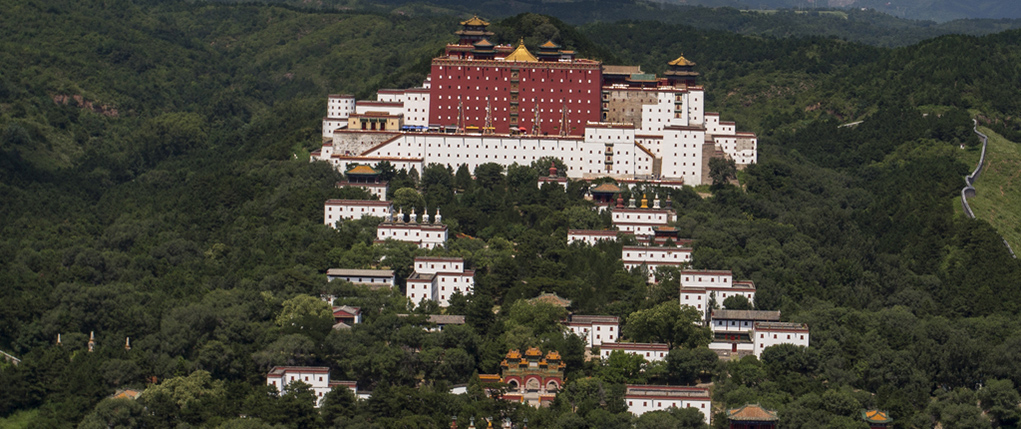 避暑山庄及外八庙俯瞰，城市天际线与遗产景观的协调