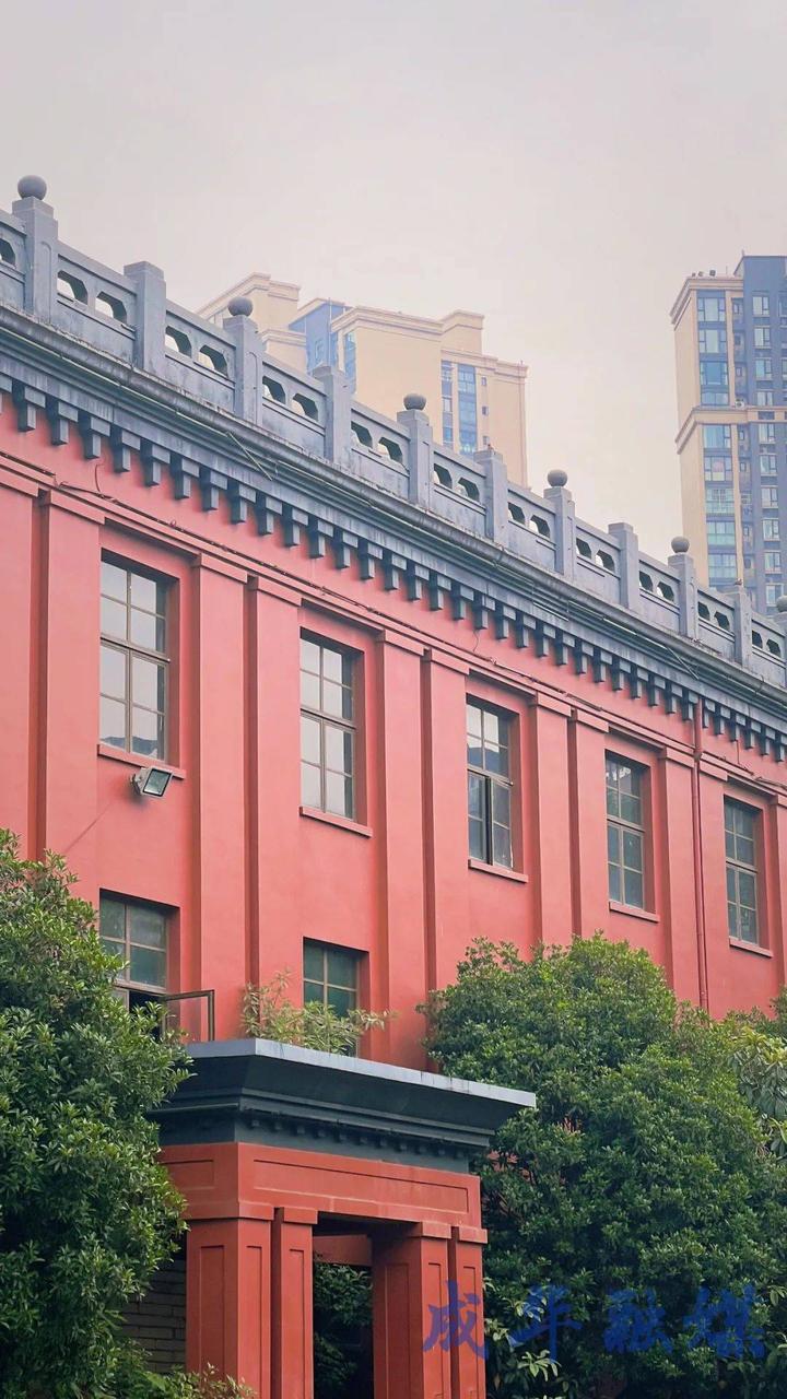 已被住宅和商业楼环绕的成都量具刃具厂大楼（红楼）