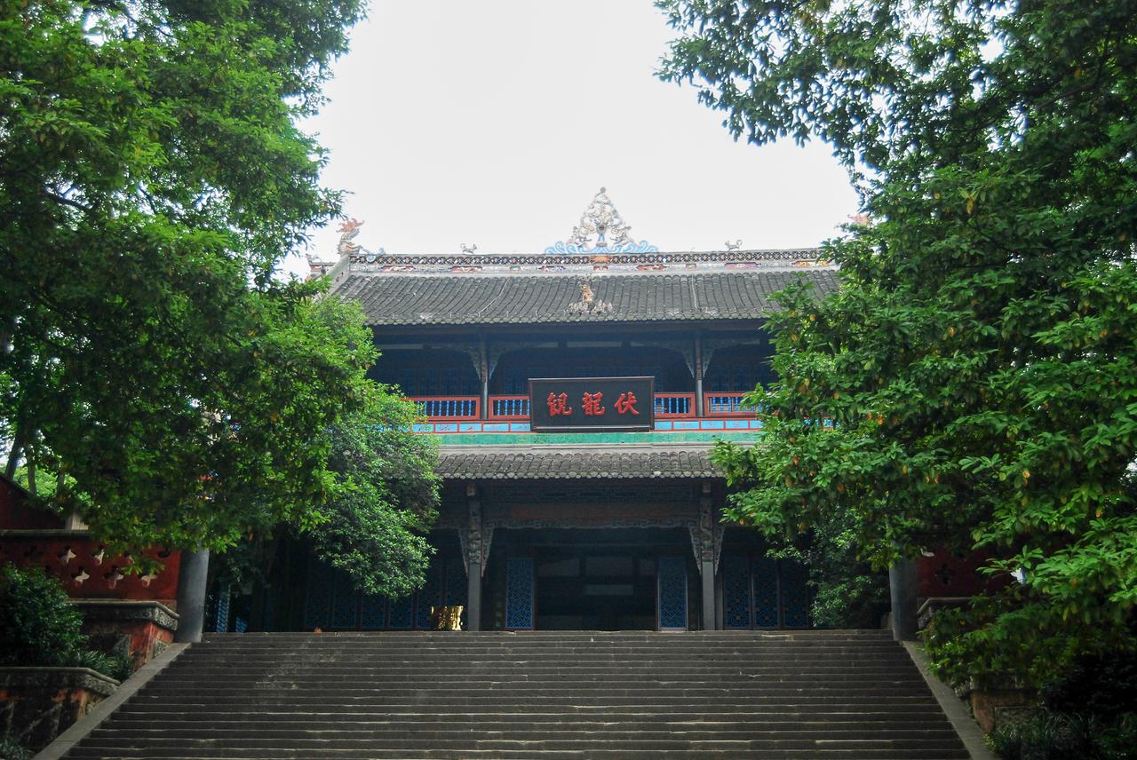 伏龙观外观，建在离堆最高处