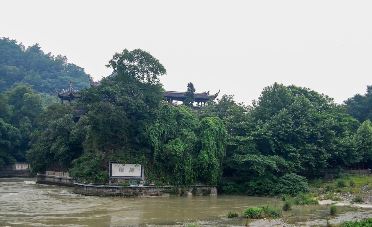 离堆，被凿开的山体残余