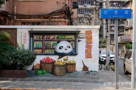 镋钯街街景，新旧店铺并置