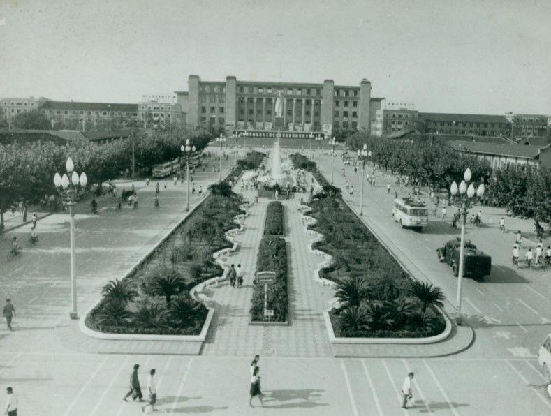 1958年规划建成的人民南路，从天府广场向南延伸