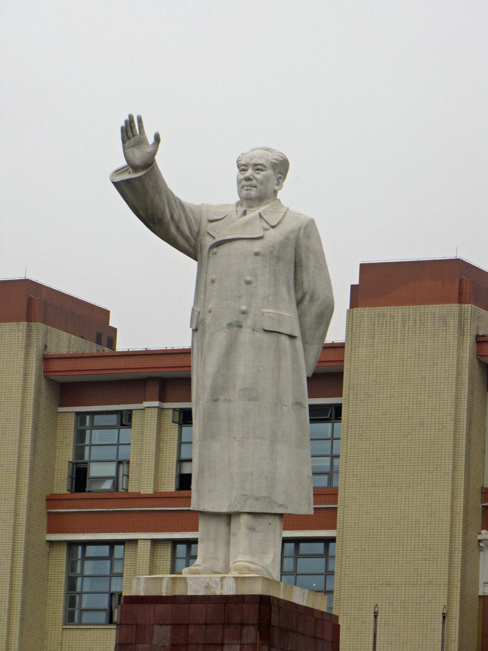 毛泽东雕像正面全景，背后为四川科技馆