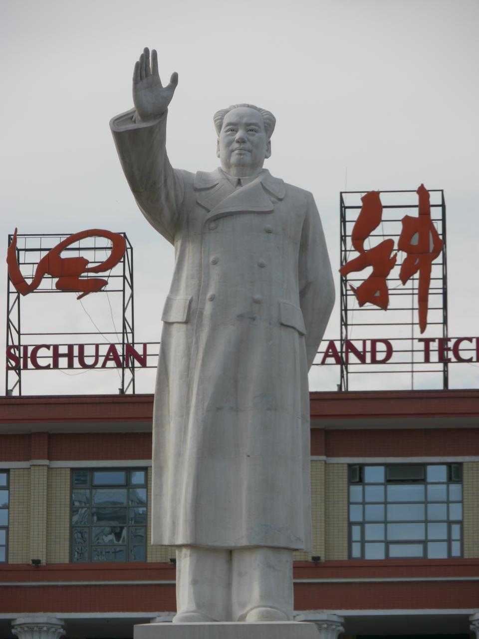 天府广场俯拍，可见中轴线布局和太极图案广场