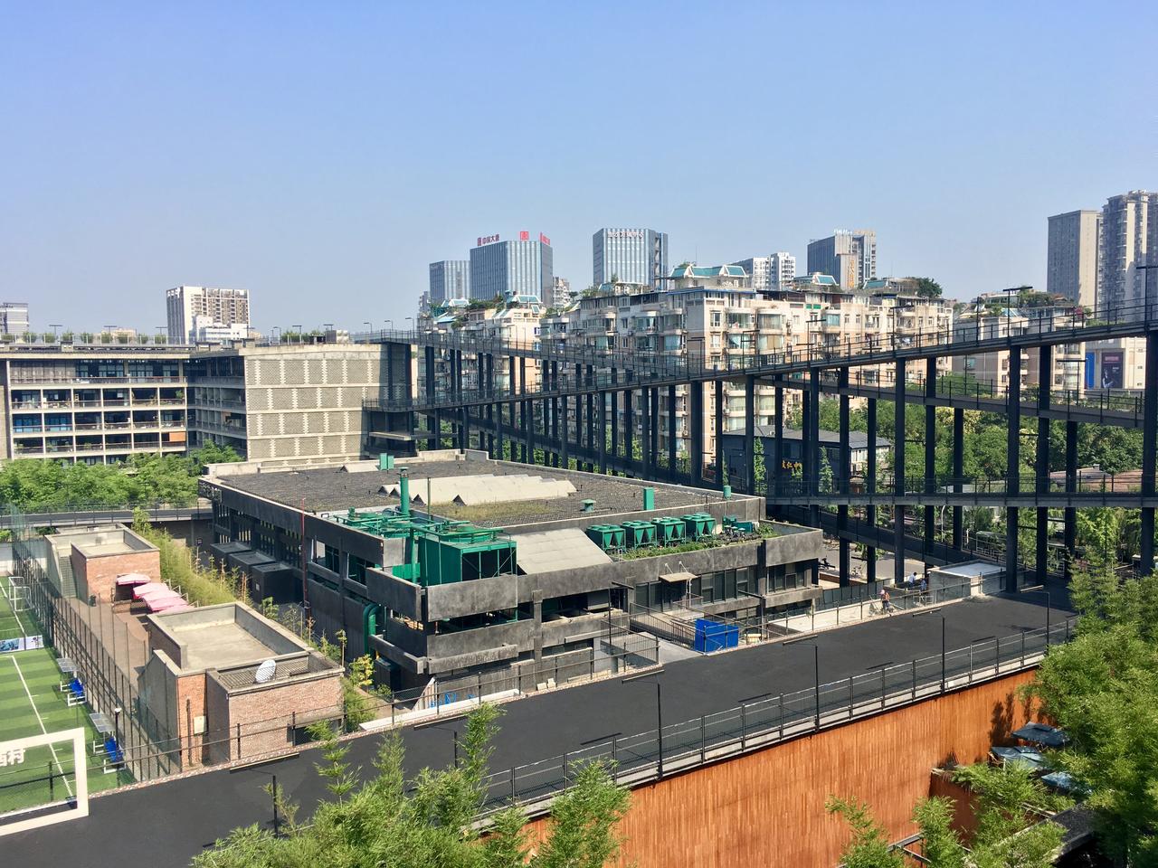 西村大院的屋顶跑道，沿建筑外沿盘旋上升