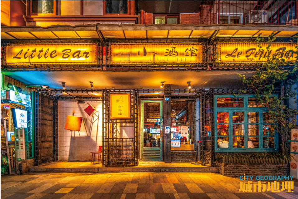 小酒馆玉林西路55号店的外景，黄色店招和门口的人群