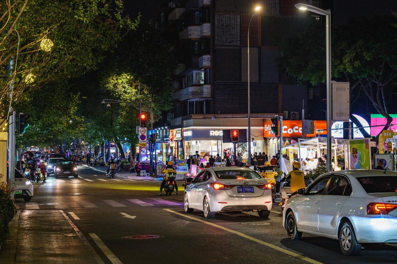 站在玉林十字路口的环形天桥上看到的街景，四向道路和两侧的多层砖混住宅楼