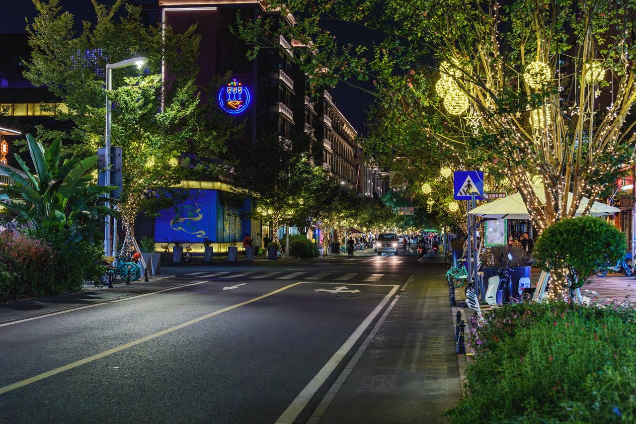玉林东路在2021年城市更新后的街景，新老店铺并排共存