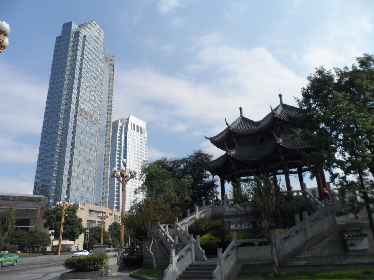 合江亭建筑近景：连体双亭与听涛舫