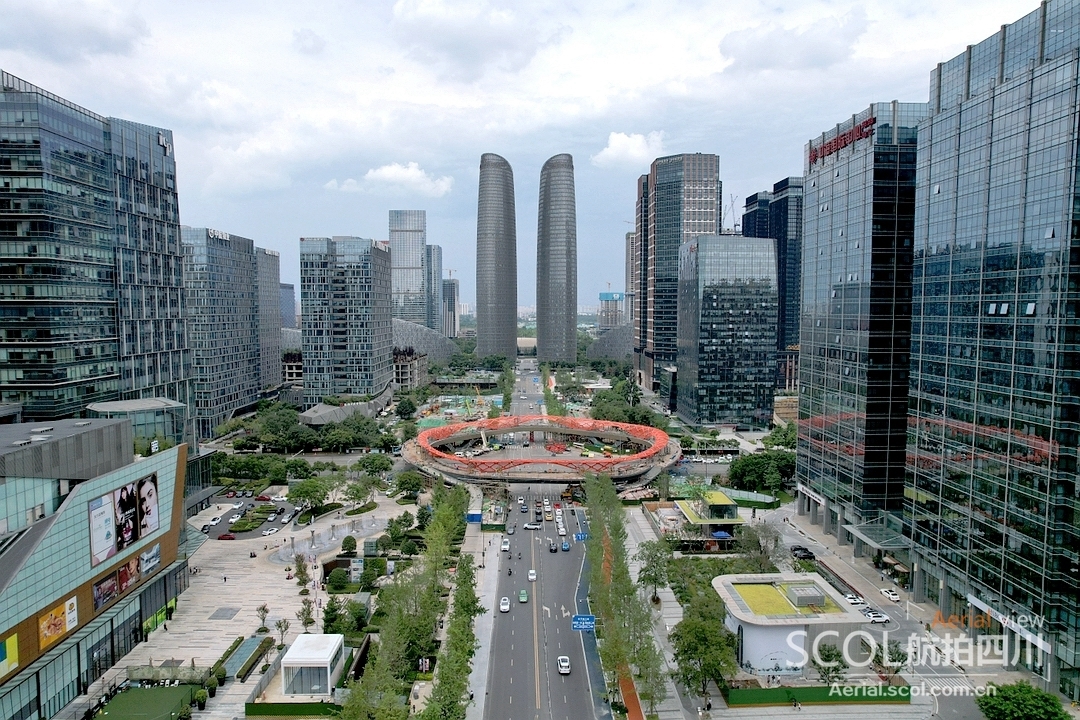 交子公园金融商务区全景，双塔与交子之环对望