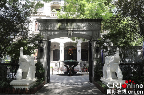 白象街药材公会旧址外景，巴洛克风格大楼与三个拱券门洞