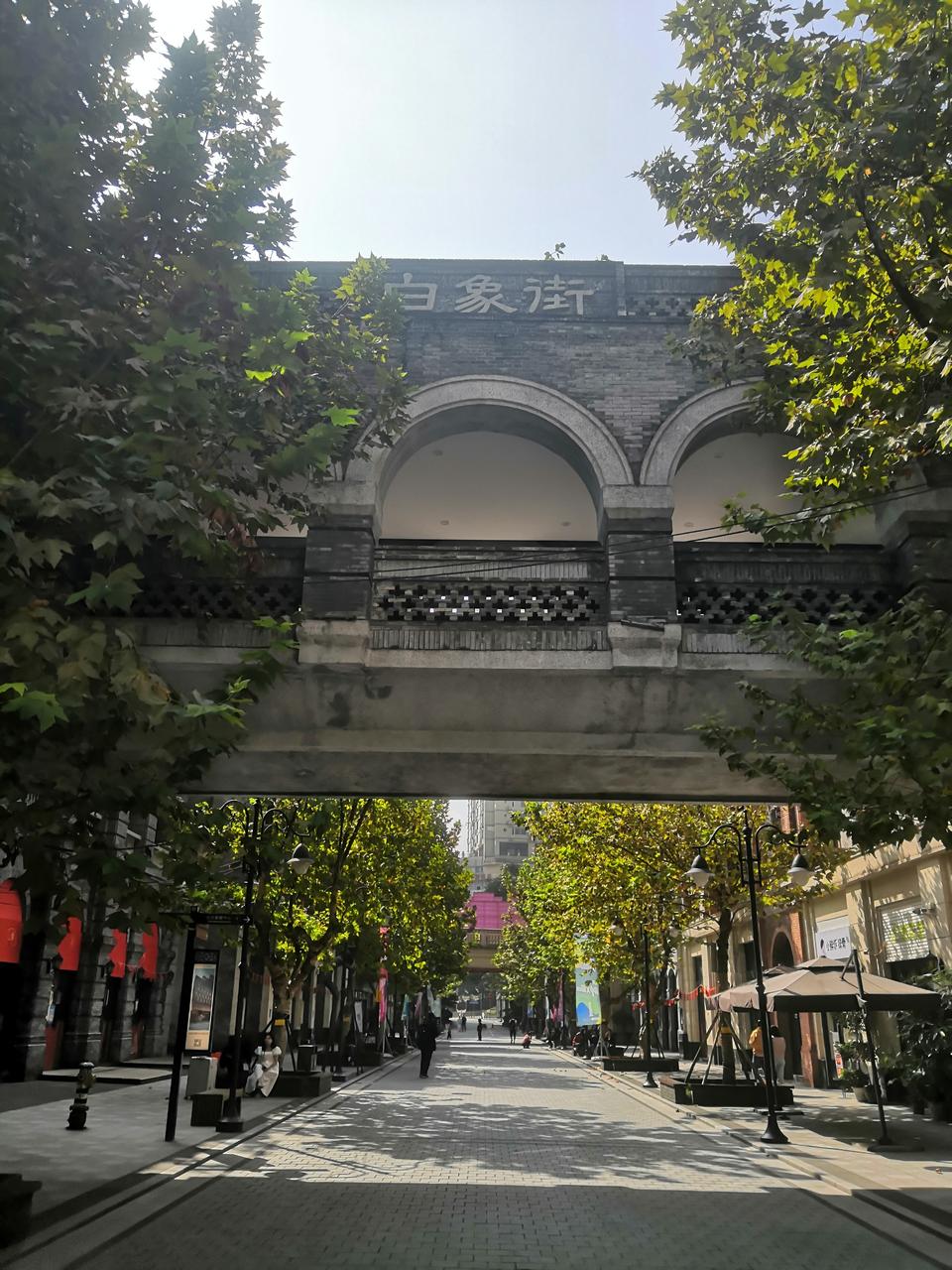 白象街街景，道路两侧分布着开埠时期建筑和民国风格楼房