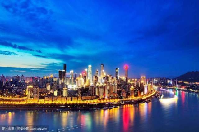嘉陵江滨江路夜景，沿江步道与城市灯火交相辉映
