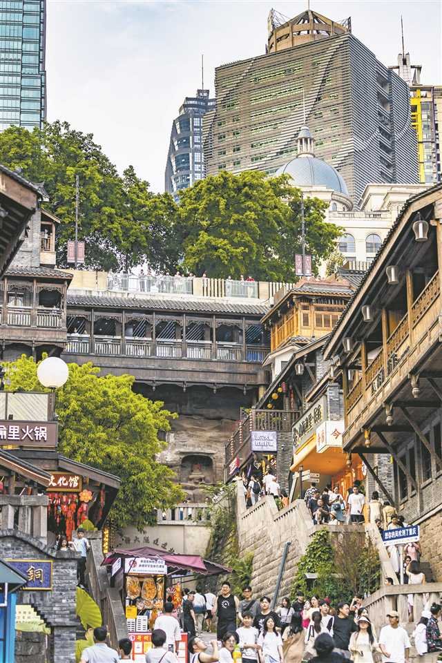 渝中半岛滨江路的剖面结构，道路紧贴崖壁底部延伸