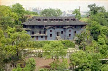 红岩村全景，八路军办事处大楼在崖壁与嘉陵江之间展开