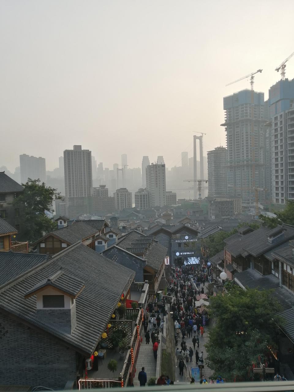 2022年初的十八梯风貌区全景，梯步从较场口向下延伸，两侧为仿古商业建筑