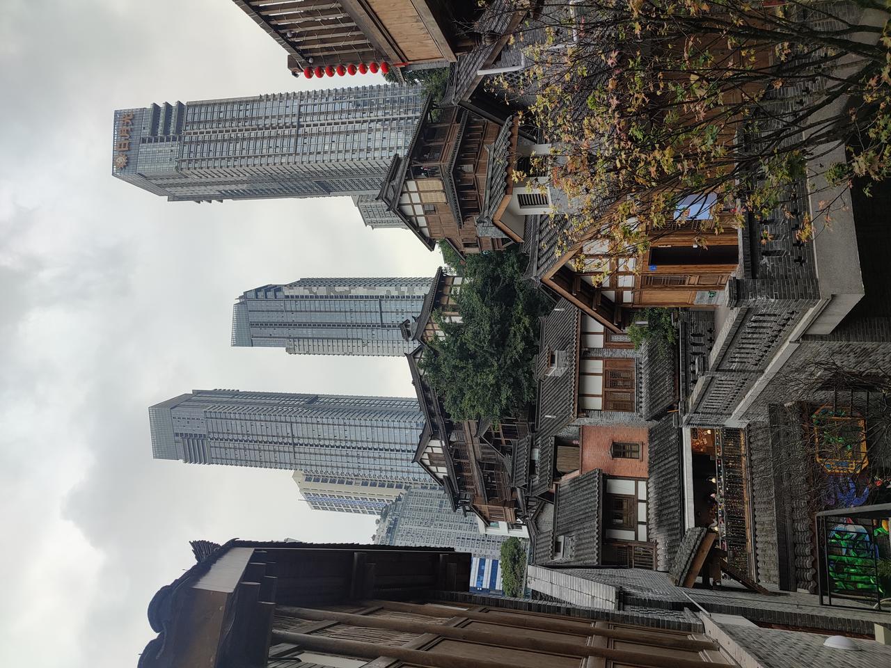 2021年开放后的十八梯商业街区夜景，仿古建筑亮灯，人流穿行于石阶之间