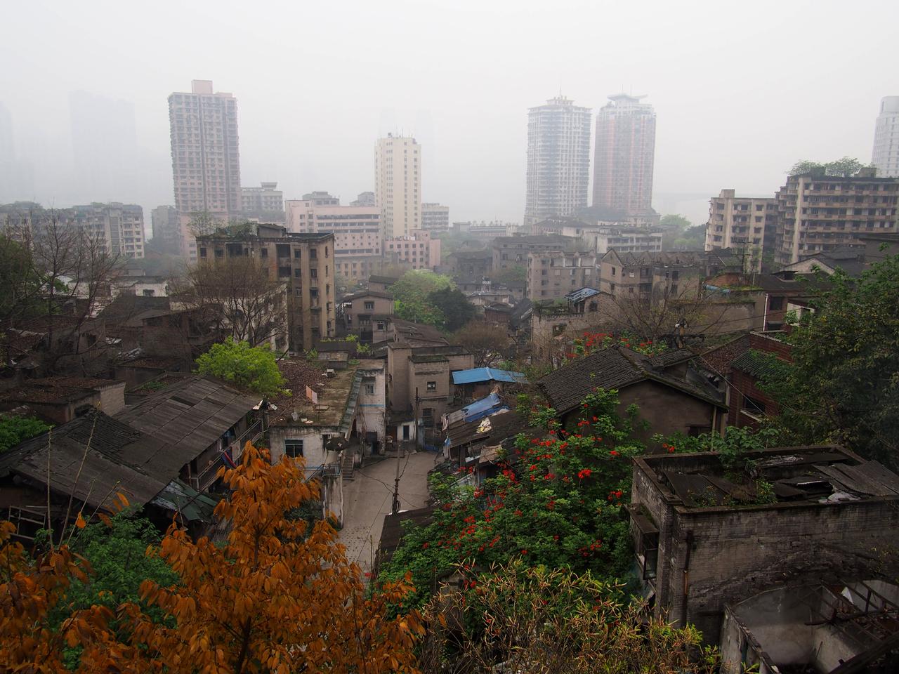 2015年改造前的十八梯民居，密建于梯坎两侧，青瓦和石棉瓦屋顶高低错落