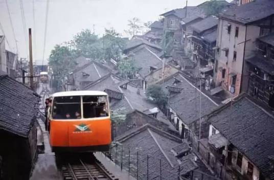 望龙门缆车轨道遗址，杂草中的钢筋混凝土栈桥和铁轨从长滨路向上延伸