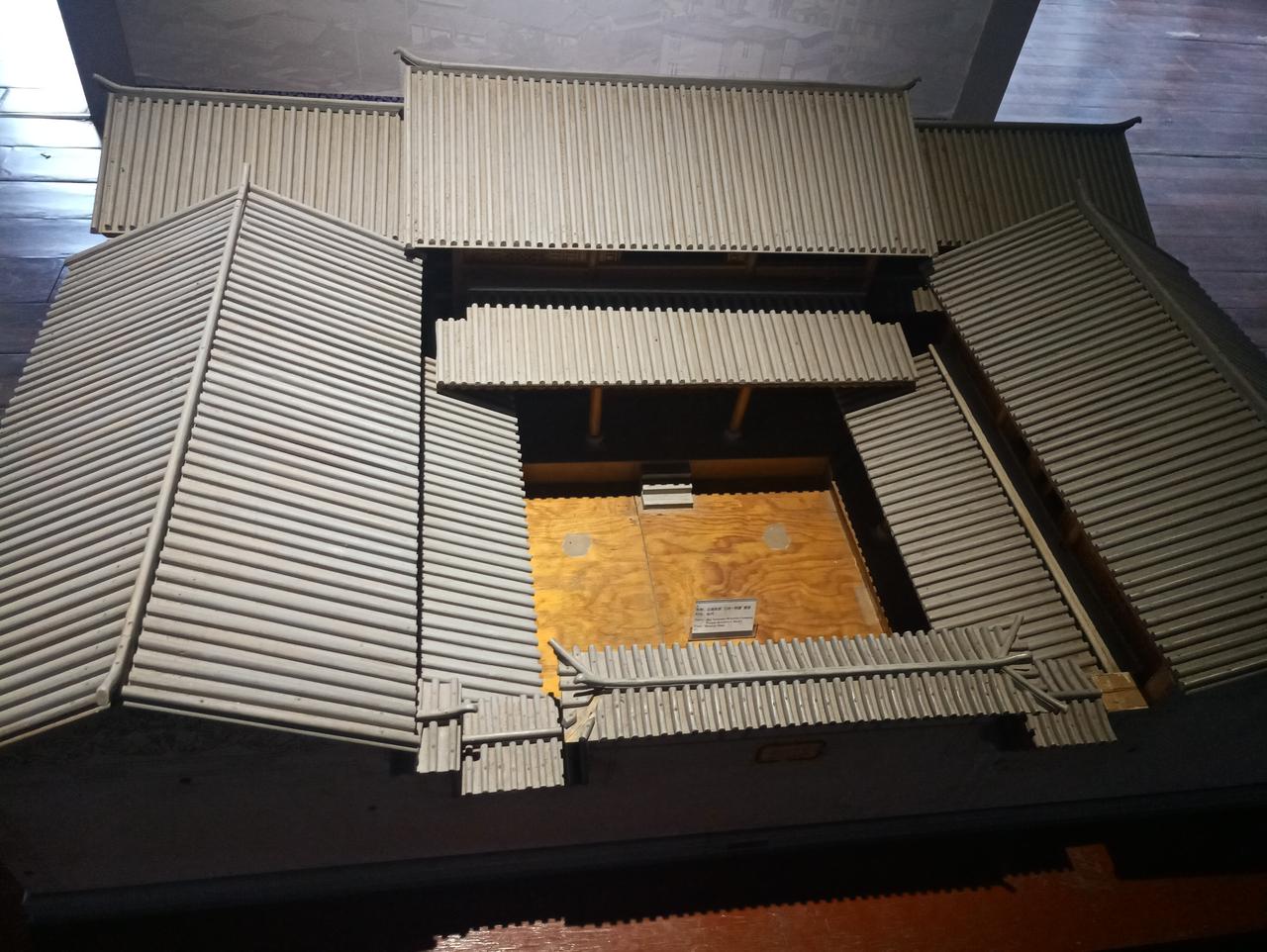 博物馆内展示的白族合院建筑模型，左侧为三坊一照壁的平面，右侧为四合五天井的剖面