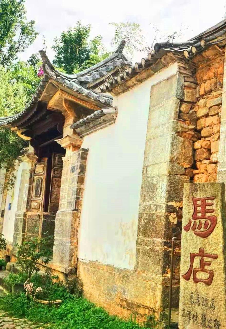 凤阳邑的土库房民居，墙体下半部用不规则石块砌成，上半部为夯土