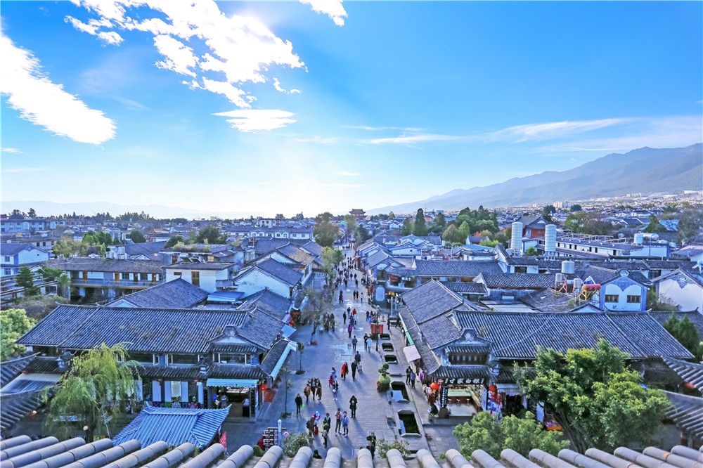 复兴路步行街：华侨城改造后的商业街面，统一的白族风格门面和密密麻麻的旅游商品店