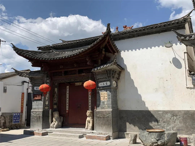 喜洲古镇内的本主庙建筑外观
