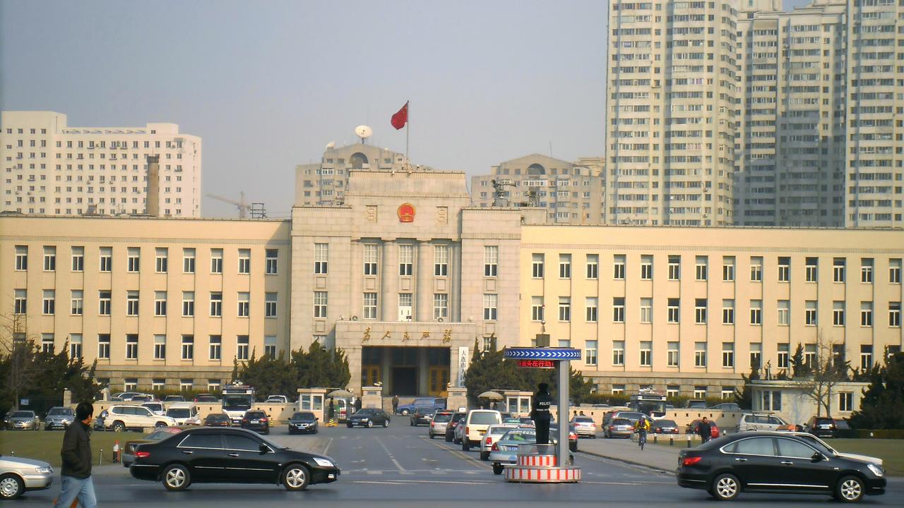 大连人民广场从南向北望向市政府大楼