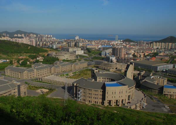 大连软件园全景：低密度办公楼群在山海之间展开