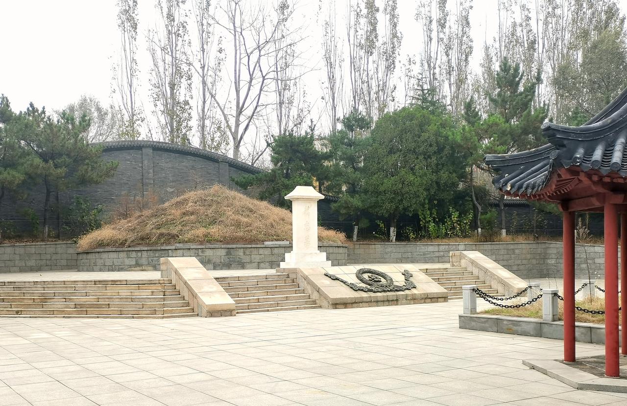 万忠墓墓碑与纪念馆建筑外景