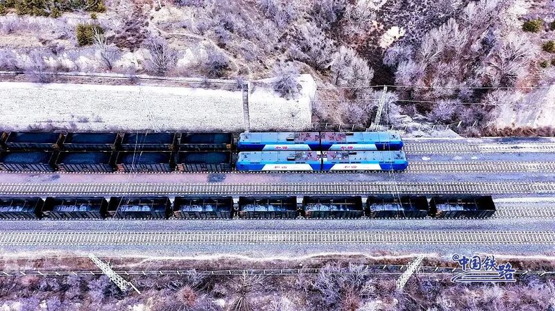 重载列车行驶在大秦铁路上