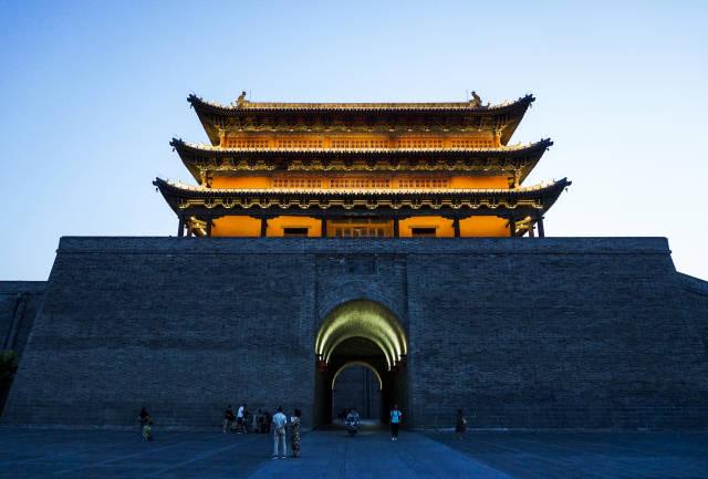 大同古城墙夜色，和阳门城楼亮灯
