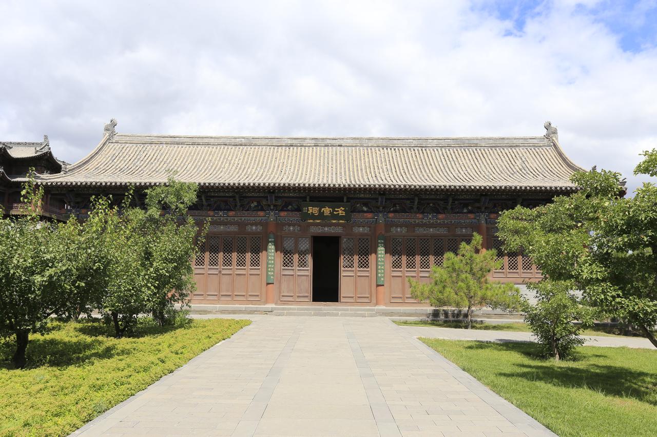 文庙内的传统建筑，青砖灰瓦、雕花门窗体现大同合院民居的典型风貌