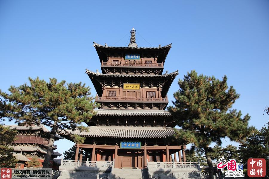 华严宝塔外景，绿树环绕