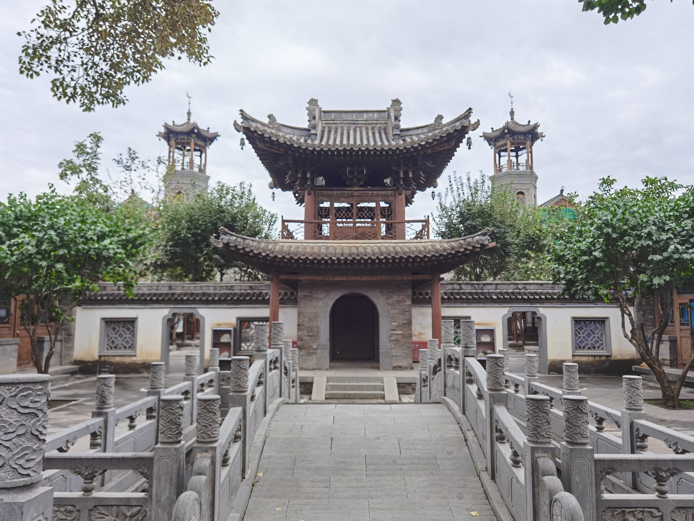 清真大寺院落内的传统中式亭阁与伊斯兰风格的木雕格窗同框。图源：Trip.com。