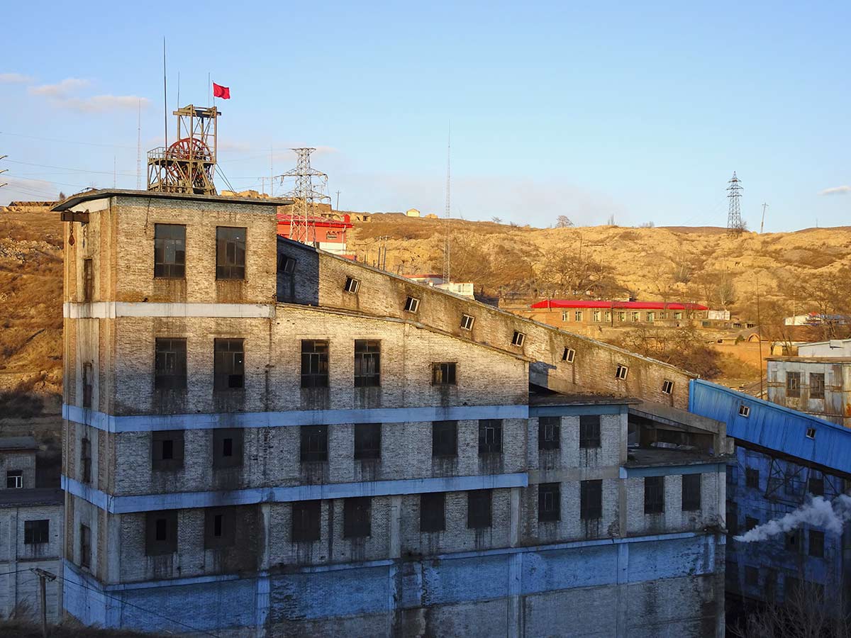 晋华宫国家矿山公园环境，远处是经过生态修复的煤矸石山。图源：Made in China Journal。