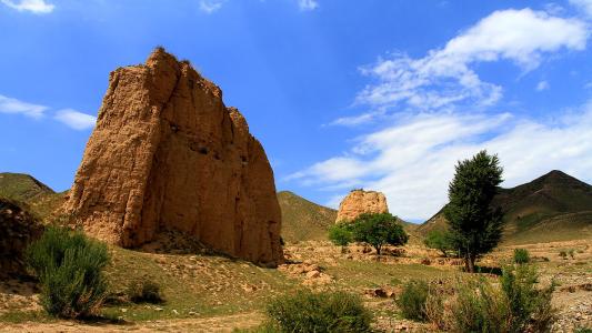 守口堡远眺，夯土长城堡垒遗址盘踞在山脊高处。图源：icrying.com。