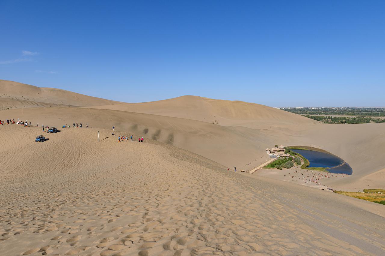月牙泉：鸣沙山环绕的沙漠泉水