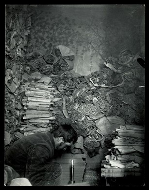 伯希和在藏经洞挑选文物（1908年）