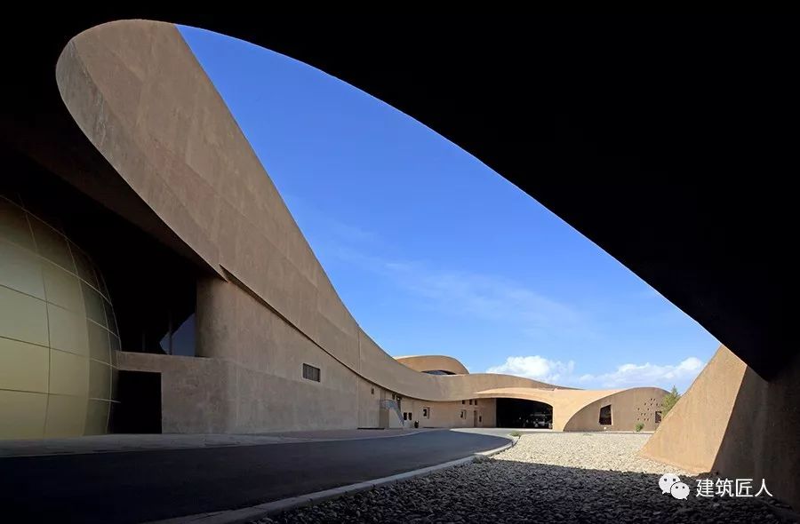 莫高窟数字展示中心建筑外观，金色穹顶与流线型沙丘形态