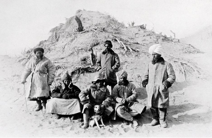 斯坦因探险队在敦煌沙漠中的合影，约1907年