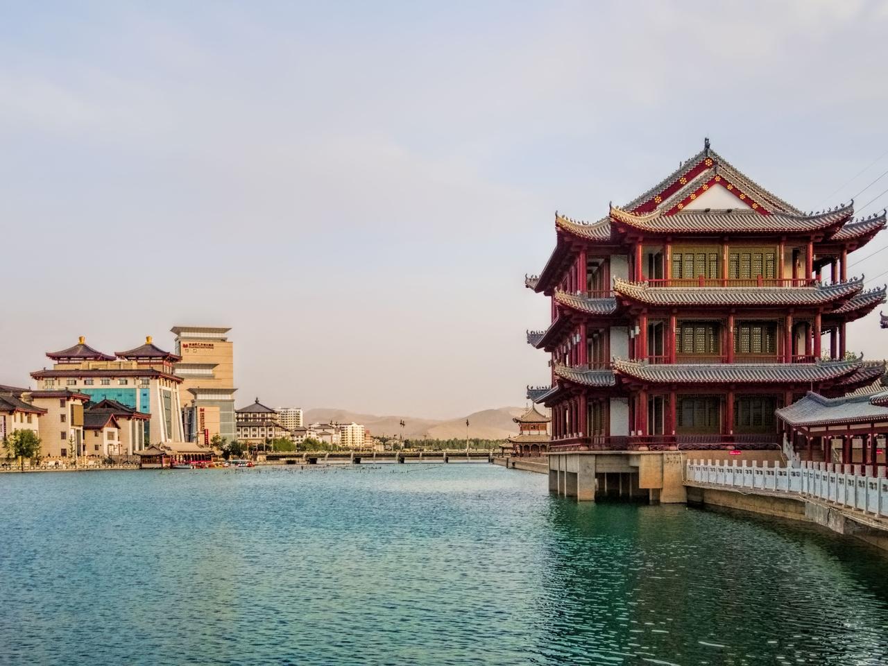 鸣沙山脚下的党河与月牙泉区域