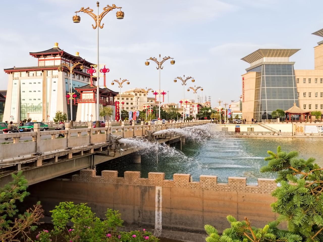 党河河道在敦煌市区段，两岸呈现不同的城市风貌