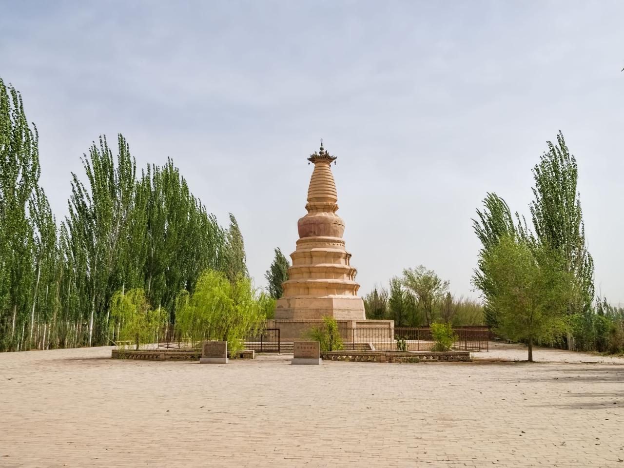 敦煌木刻画摊位：手工拓印和机器印刷的对比可见