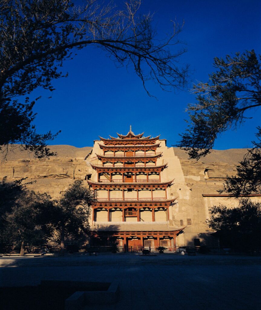 莫高窟九层楼外观，土红色木构贴崖而建