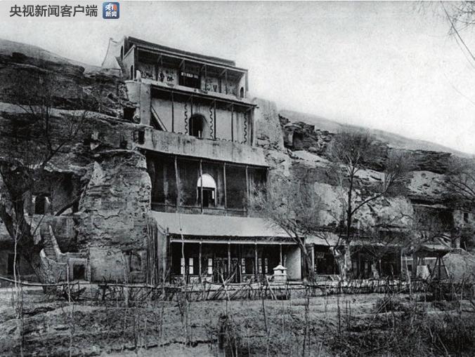 华尔纳1924年拍摄的大佛头部，从树枝间隙中拍到