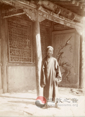 王圆箓肖像，拍摄于莫高窟下寺