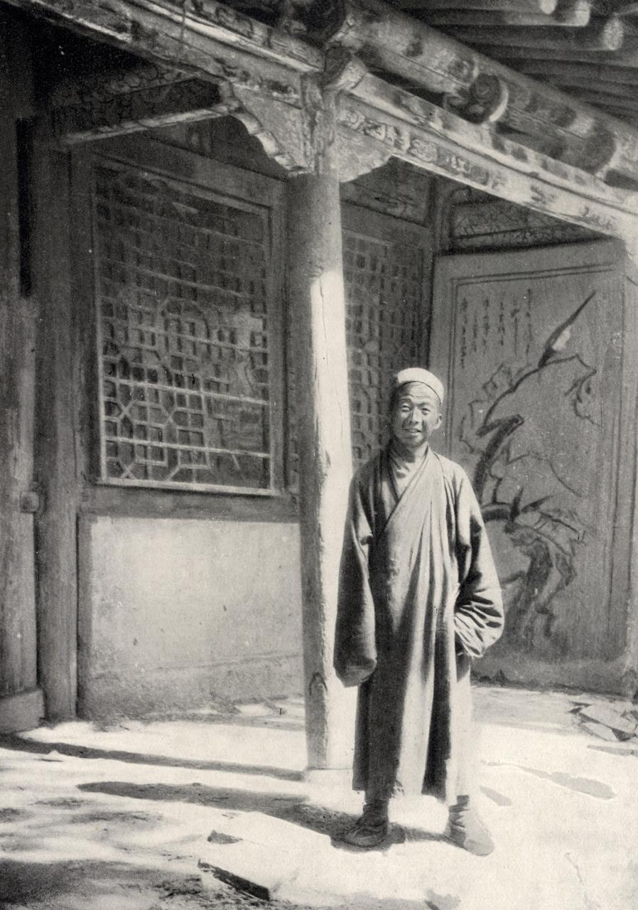 王圆箓站在石窟前的历史照片，斯坦因1907年拍摄