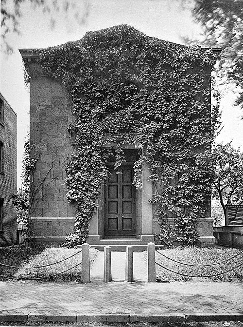 Historic view of the original single-block Skull and Bones Tomb before the 1903 enlargement, with ivy covering much of the facade