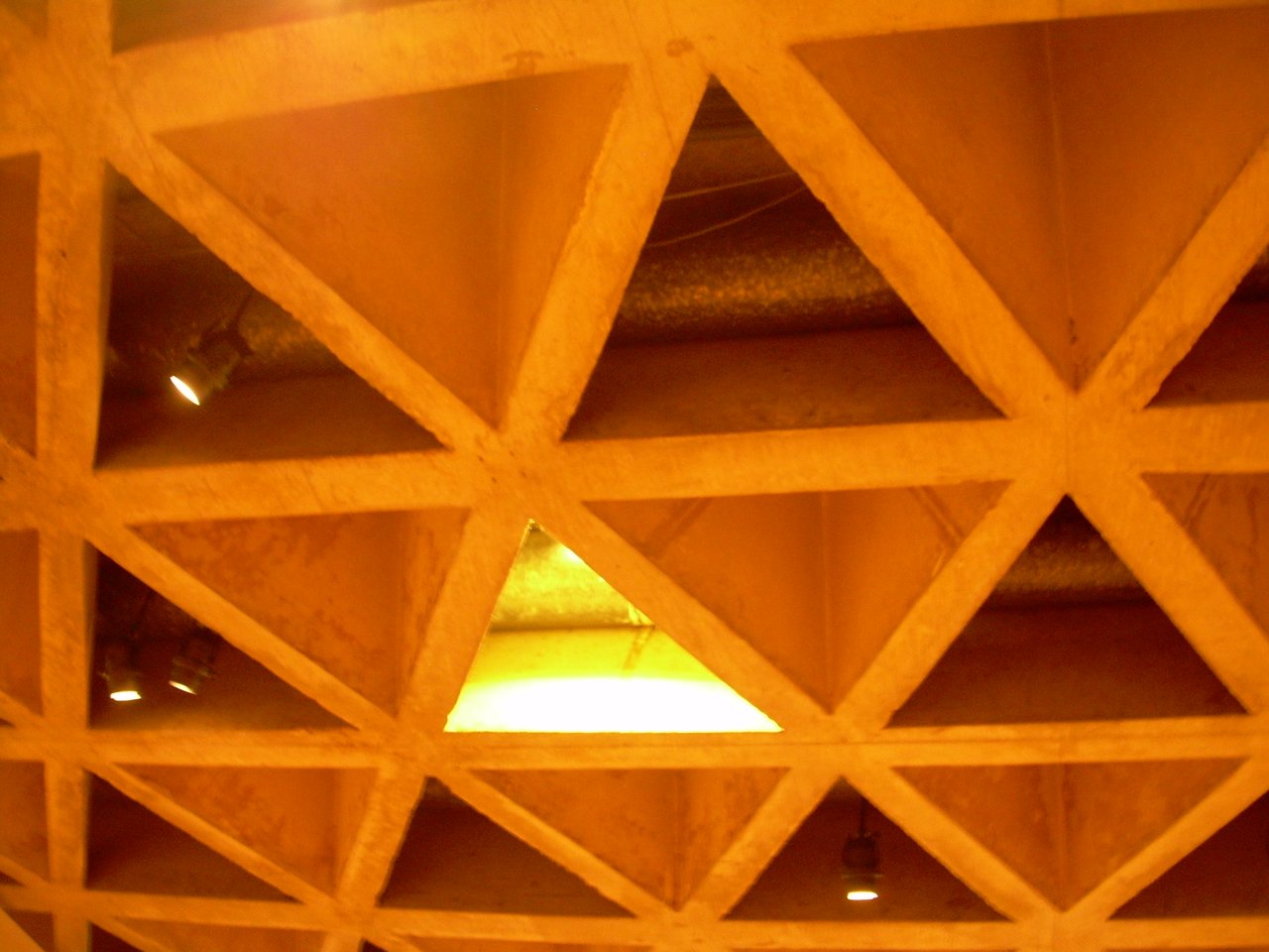 The tetrahedral concrete ceiling in the Kahn Building